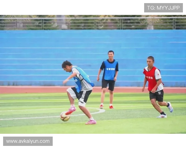 一次足球比赛中，球员们如何展现团队合作精神